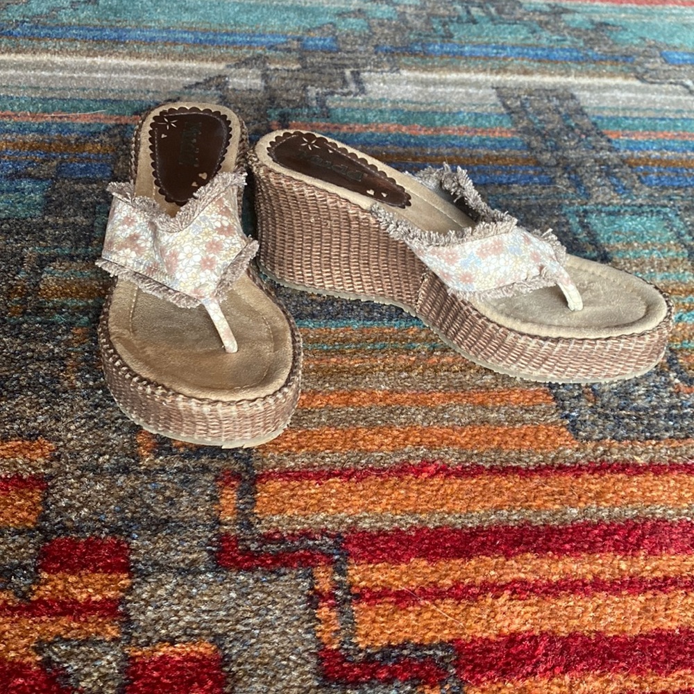 Mudd Wedge size 9